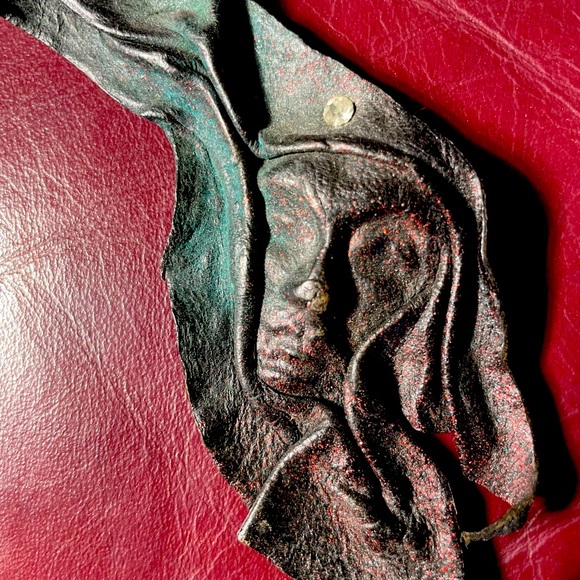 Two handmade leather brooches - Picture 2 of 4